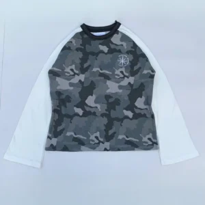 DINZ Cropped グレーカモ柄とオフホワイトスリーブのクロップド丈ロングスリーブ